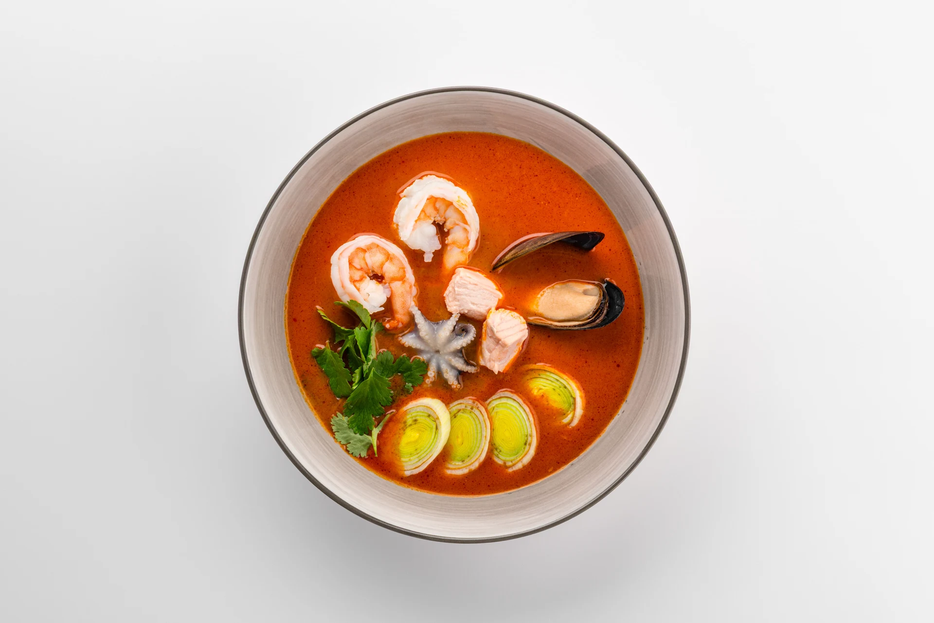 Tom Yum sho'rva dengiz mahsulotlari bilan